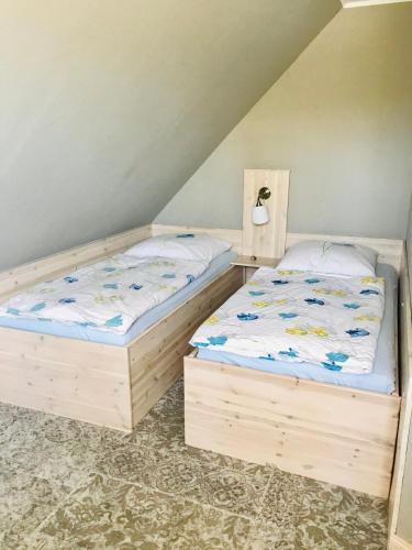 two twin beds in a attic bedroom with at "Backbord" by Ferienhaus Strandgut in Born