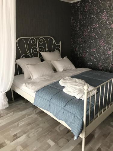 イヴァノヴォにあるУлучшенные однокомнатные апартаментыのベッドルーム(白いシーツと枕付)