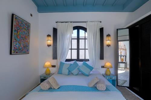 Кровать или кровати в номере Riad Dar Awil