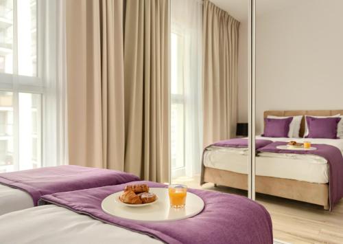 A bed or beds in a room at Apartamenty Vola Residence