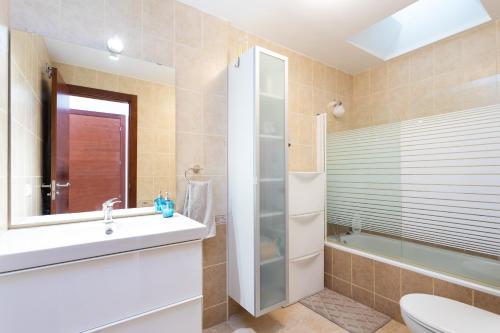 Ett badrum på Home2Book Beautiful Duplex Arona