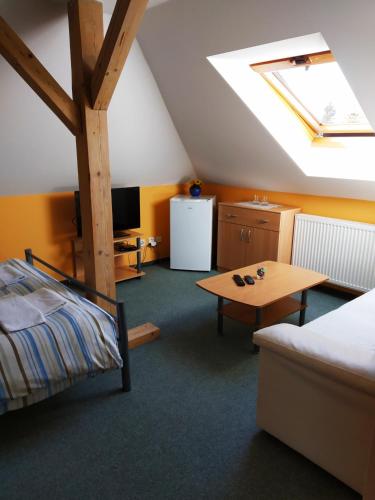 a attic room with a bed and a table at Ubytování Poustka in Františkovy Lázně