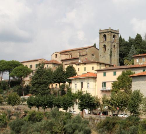 モンテカティーニ・テルメにあるAffittacamere Gir di Muraの塔と教会のある建物群