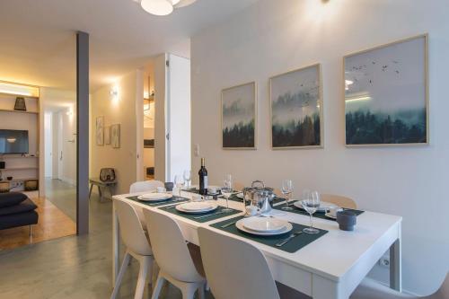 Wide & Bright 4 Families by LovelyStay