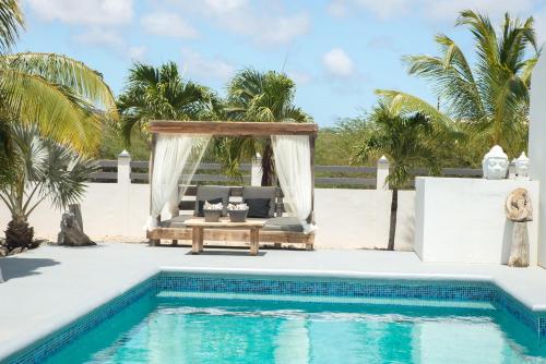 Der Swimmingpool an oder in der Nähe von Villa Hakuna Matata Bonaire - Pool & Sea View