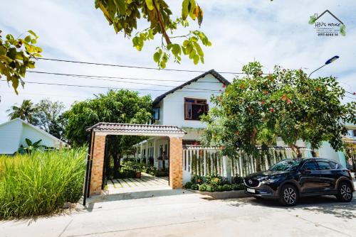 a car parked in front of a house at Hoàng Ngọc's House in Tuy Hoa