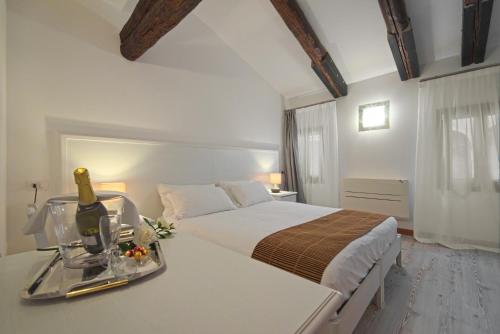 Un pat sau paturi într-o cameră la Palazzetto Canossa