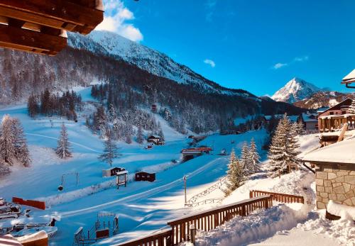 a view of a snowy mountain with a ski slope at Hotel Piccolo Chalet in Claviere