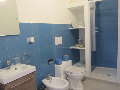een badkamer met een toilet, een wastafel en een douche bij Polpo e Polpessa Casa Vacanze in Lipari