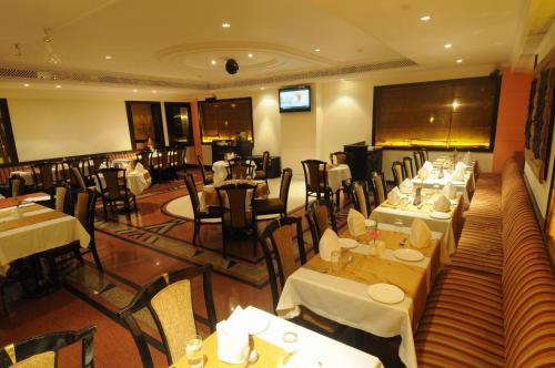 Un restaurante o sitio para comer en Fariyas Hotel Mumbai , Colaba