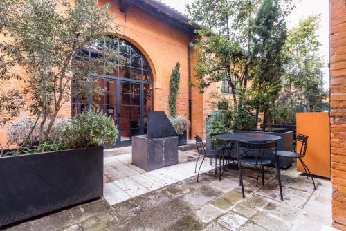 un patio con tavolo e sedie di fronte a un edificio di Casin dei Spiriti a Venezia