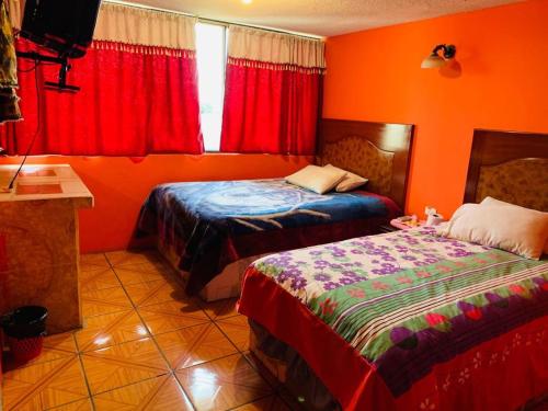 Postel nebo postele na pokoji v ubytování Hostal Rosita Latacunga