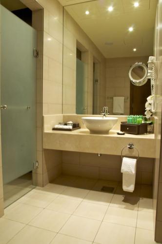  Ramada Downtown Abu Dhabi -  Room  picture :   Tea/Coffee maker    Minibar    Shower                           