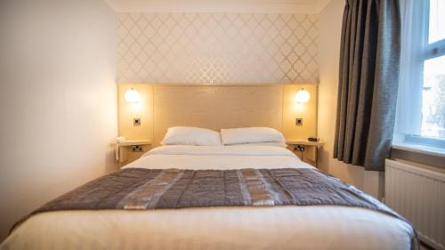 Ένα ή περισσότερα κρεβάτια σε δωμάτιο στο Astley Bank Hotel