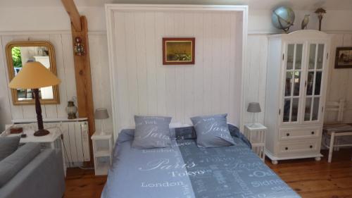 - une chambre avec un lit bleu et un canapé dans l'établissement l'océane, au Havre