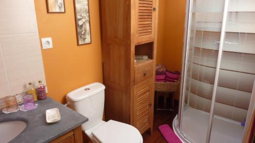 La salle de bains est pourvue d'une douche, de toilettes et d'un lavabo. dans l'établissement l'océane, au Havre