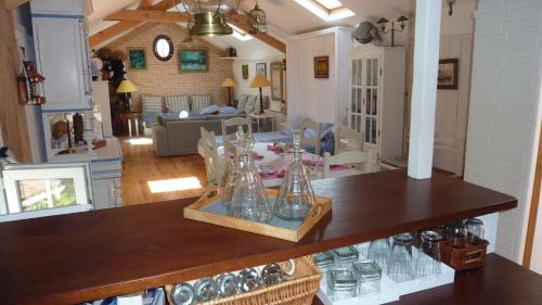 - un salon avec une table et des verres dans l'établissement l'océane, au Havre