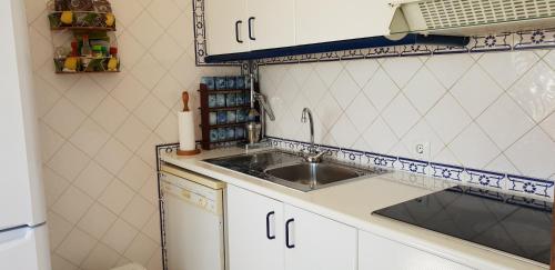A cozinha ou cozinha compacta de Varandas do Mar by Sunny Deluxe