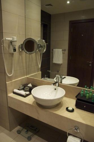  Ramada Downtown Abu Dhabi -  Room  picture :   Tea/Coffee maker    Minibar    Shower                           