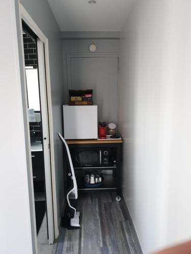 a room with a desk with a chair in it at Etape forêt Fontainebleau climb & randonnées in Arbonne-la-Foret