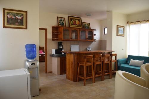 cocina y sala de estar con bar y sofá en Apartments Center GSV en Puerto Villamil