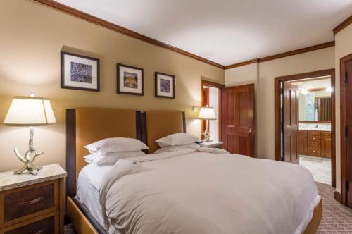Cama ou camas em um quarto em The Ritz-Carlton Club, 3 Bedroom Penthouse 4301, Ski-in & Ski-out Resort in Aspen Highlands