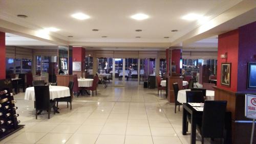 エルズィンジャンにあるEriza Hotelのレストラン内のテーブルと椅子のあるダイニングルーム