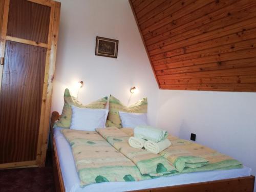 En eller flere senge i et værelse på Székely Szállás