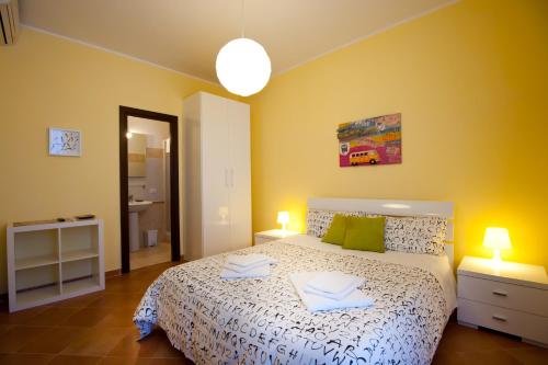 1 dormitorio con 1 cama con 2 almohadas en Rome Services Porta Castello, en Roma