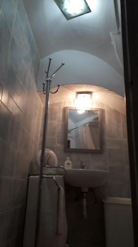 uma casa de banho com um lavatório e um espelho em Casa Vacanza Mary em Santeramo in Colle