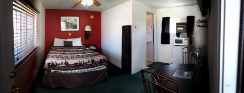 Giường trong phòng chung tại Bryce Canyon Motel