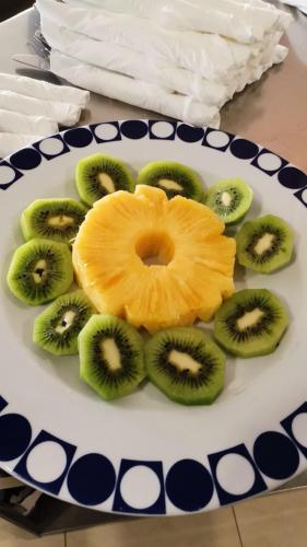 a plate of kiwi and kiwis on a table at Hotel Samar in A Lanzada