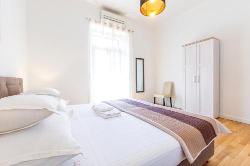 Un dormitorio con una gran cama blanca con ventana. en I love Split Apartments, en Split