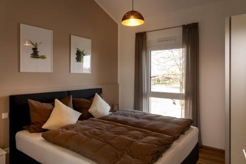 מיטה או מיטות בחדר ב-Ferienhäuser Immenhöfe