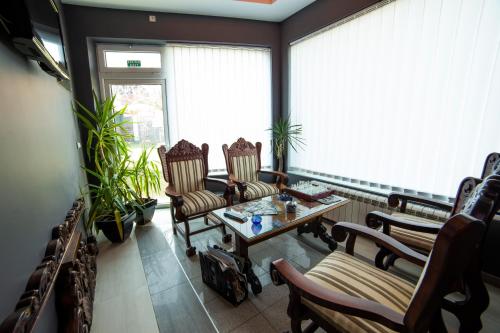 Ein Sitzbereich in der Unterkunft Garni Hotel Lama