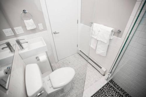 Ένα μπάνιο στο Stylish Downtown Studio in the Boston, C.Ave #34