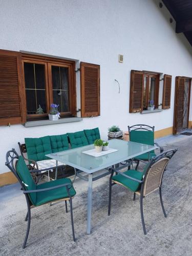 a table with green chairs and a tableasteryasteryasteryasteryasteryasteryasteryastery at Montafon Alpen Chalet in Vandans