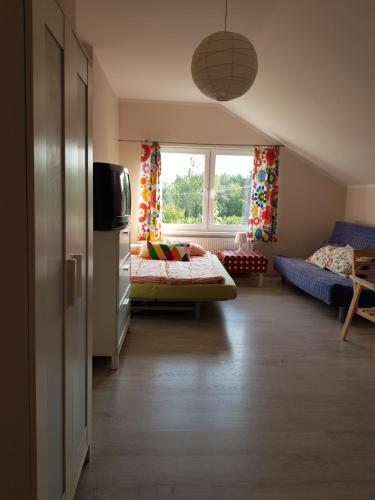 ムロンゴヴォにあるSłoneczny Domのリビングルーム(ベッド1台、窓付)