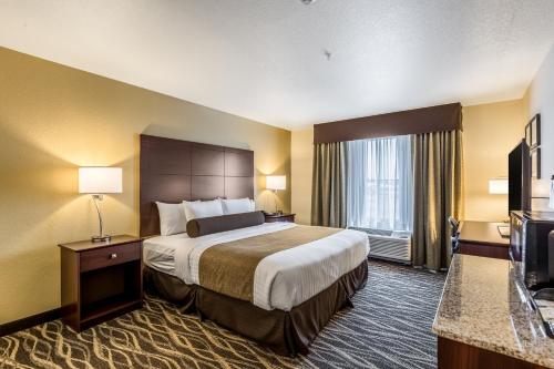Телевизор и/или развлекательный центр в Cobblestone Hotel & Suites - Stevens Point
