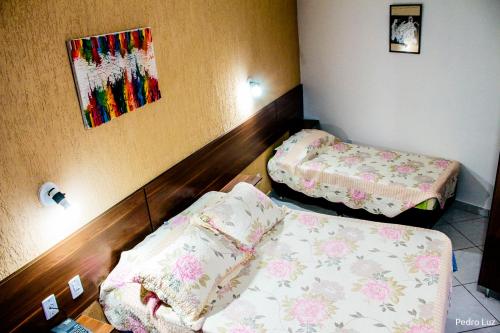 Ένα ή περισσότερα κρεβάτια σε δωμάτιο στο Hotel Halloween Inn Penedo