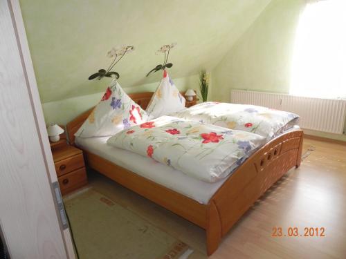 Un dormitorio con una cama con flores. en Ferienwohnung Edelbrenner, en Rimbach