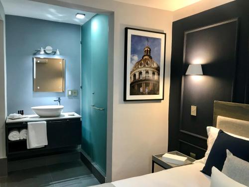 a bathroom with a sink and a mirror at Casa Florencia Hotel Boutique in Guanajuato