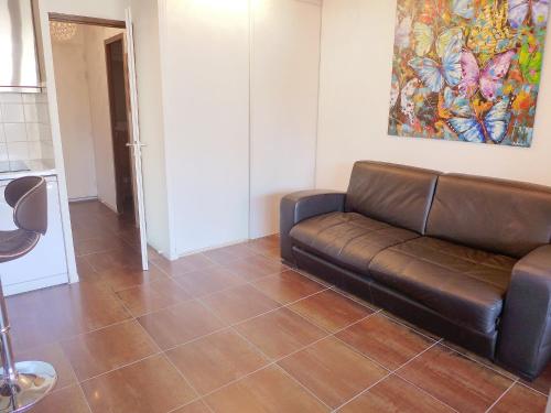 una sala de estar con sofá y una pintura en la pared en Studio La Canonnière by Interhome, en Le Piquey