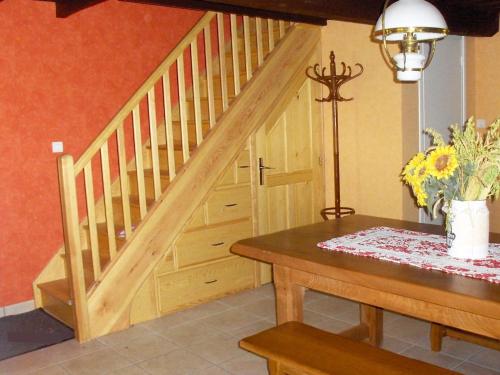 un comedor con una escalera de madera y una mesa en Holiday Home O'Petit Bonheur by Interhome, en Langlerial
