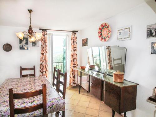 ein Esszimmer mit einem Tisch und einem Spiegel in der Unterkunft Apartment Cristina by Interhome in Bracco