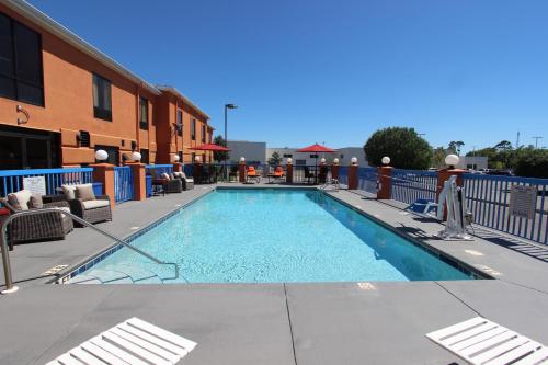 a swimming pool at a hotel with chairs at Hotel Pensacola in Pensacola