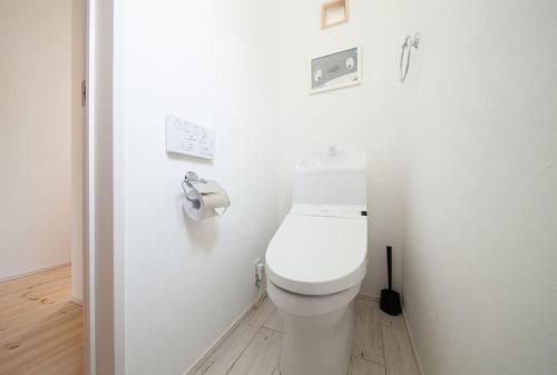 a bathroom with a white toilet in a room at 那須塩原にある貸別荘 レンガの家Ｓｏｒａ in Nasushiobara