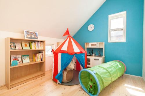 a childs room with a play tent and a bed at 那須塩原にある貸別荘 レンガの家Ｓｏｒａ in Nasushiobara