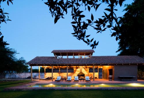une maison entourée d'un pavillon avec des chaises dans l'établissement NOI Blend Colchagua, à Santa Cruz