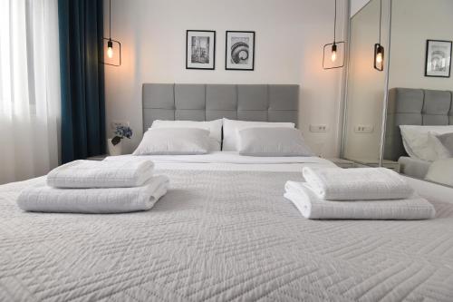 1 cama blanca grande con 3 almohadas en Apartment Speranza en Zadar
